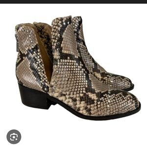 STEVE MADDEN Conspire Fashion Snakeskin Boots - Size 6.5